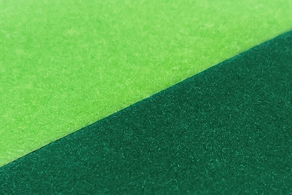 濃い緑と明るい緑が半分半分のフロッキー加工のイメージ